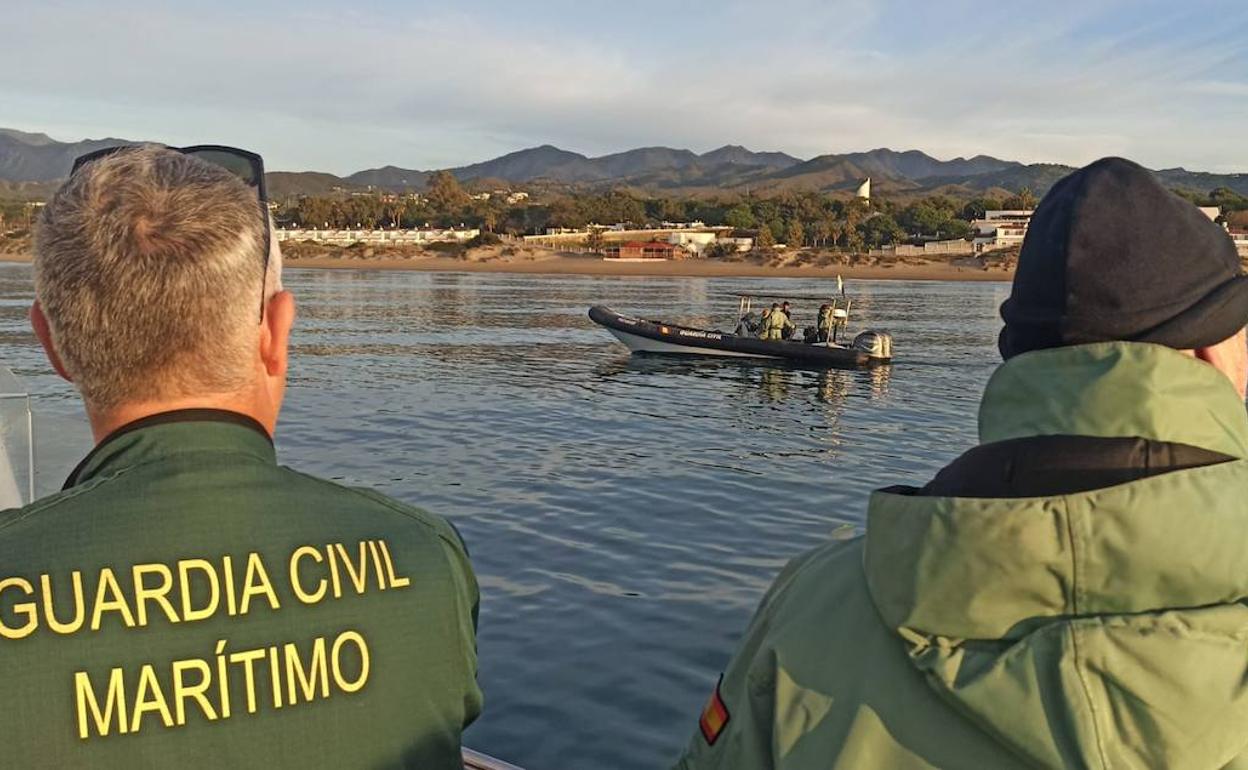 Submarinistas De La Guardia Civil Buscan En El Mar Los Restos De La